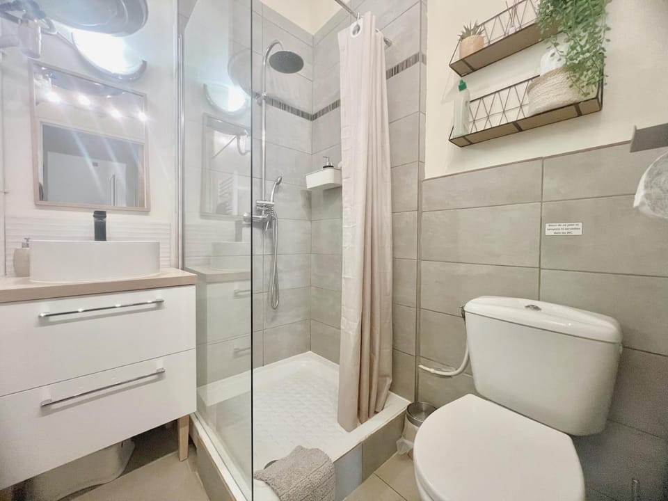 Le Cocon - Rénové, Clim, Terrasse, WIFI, Hypercentre, 5 personnes Apartment in Provence-Alpes-Côte d'Azur