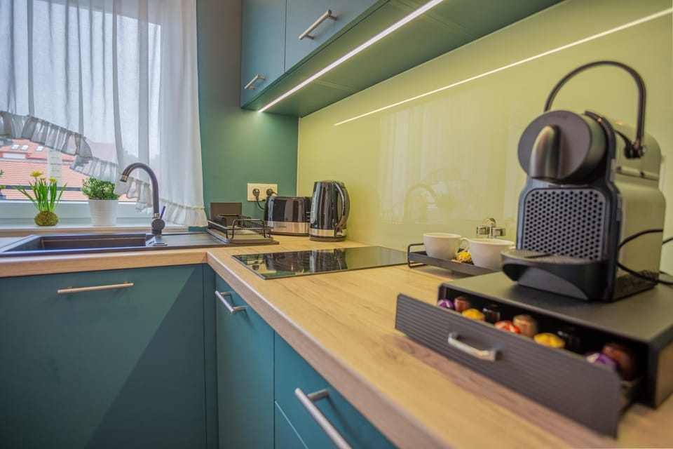 Coffee/tea facilities, dishwasher, stove, toaster, kitchen