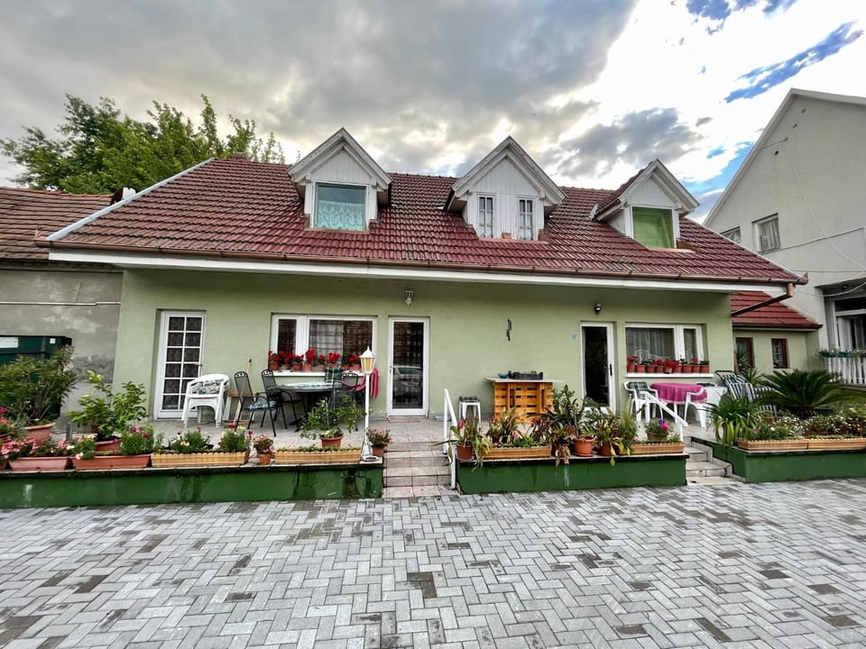 Györe Vendégház Galambok Apartment in Hungary