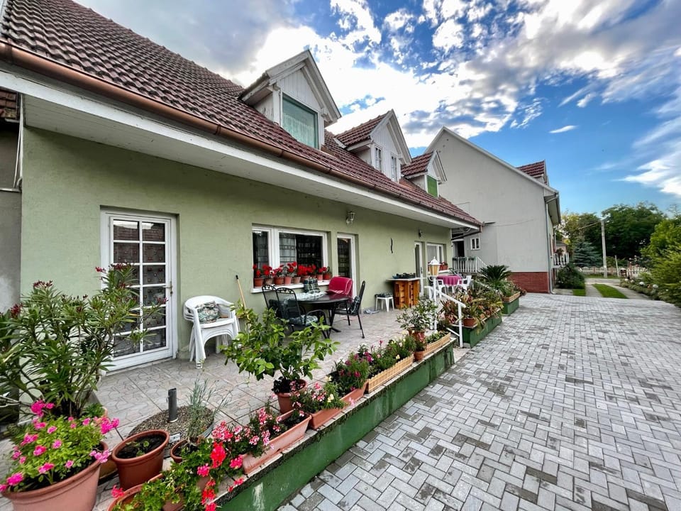 Györe Vendégház Galambok Apartment in Hungary