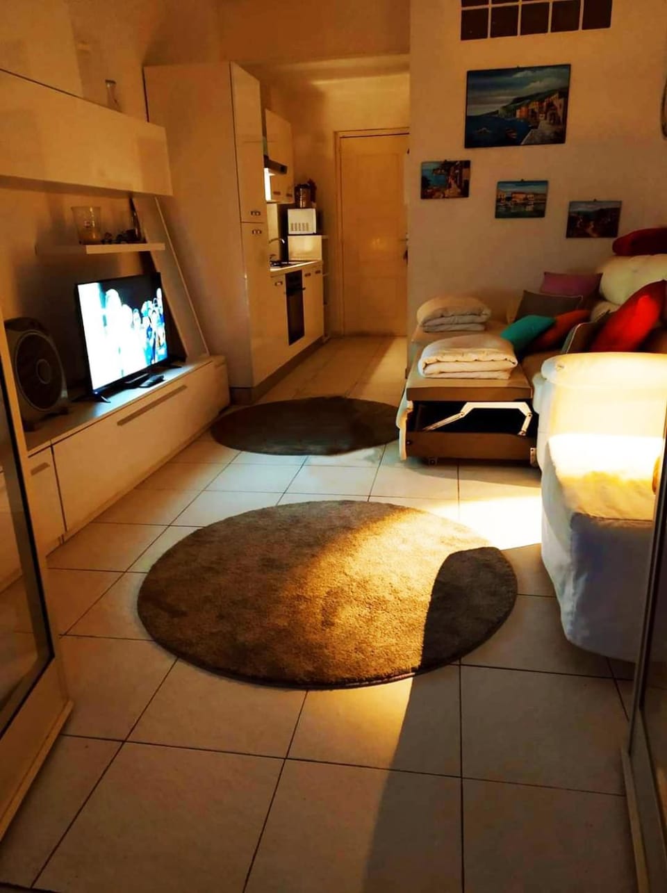 Bed, TV and multimedia, Living room, Photo of the whole room, Seating area, Evening entertainment, Bedroom