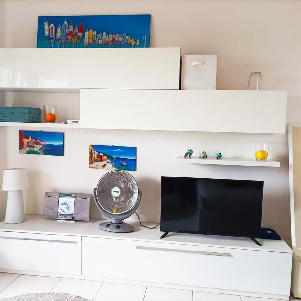 Kitchen or kitchenette, fireplace, air conditioner