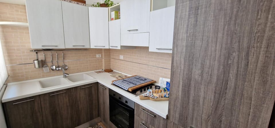 Kitchen or kitchenette, Breakfast, stove