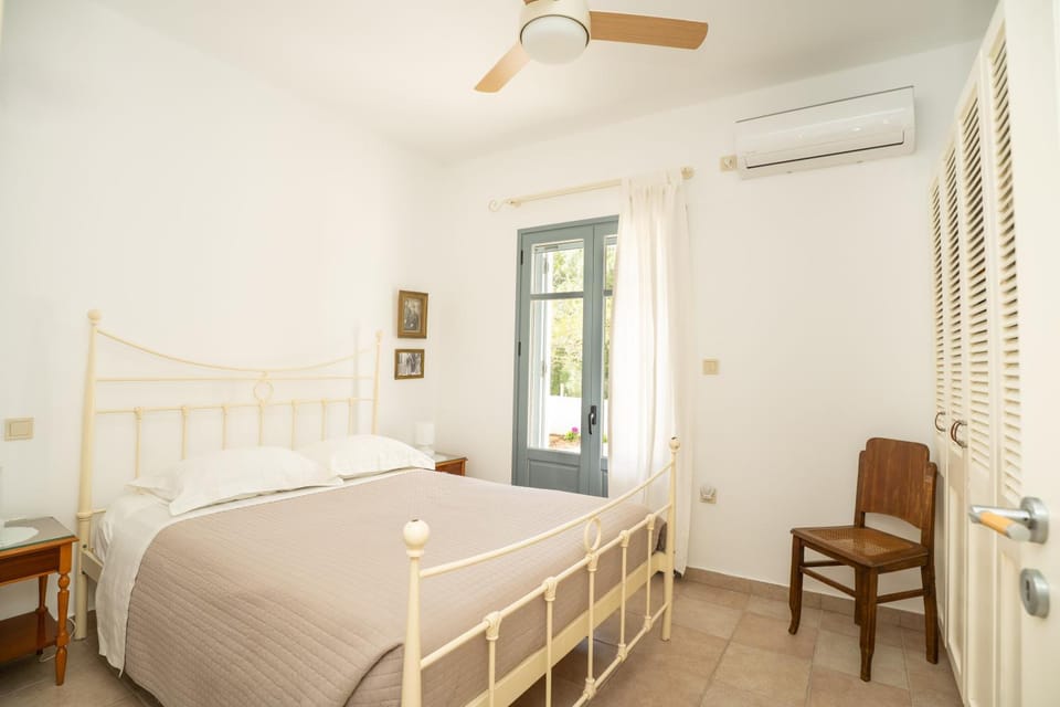 Bed, Photo of the whole room, Bedroom, air conditioner