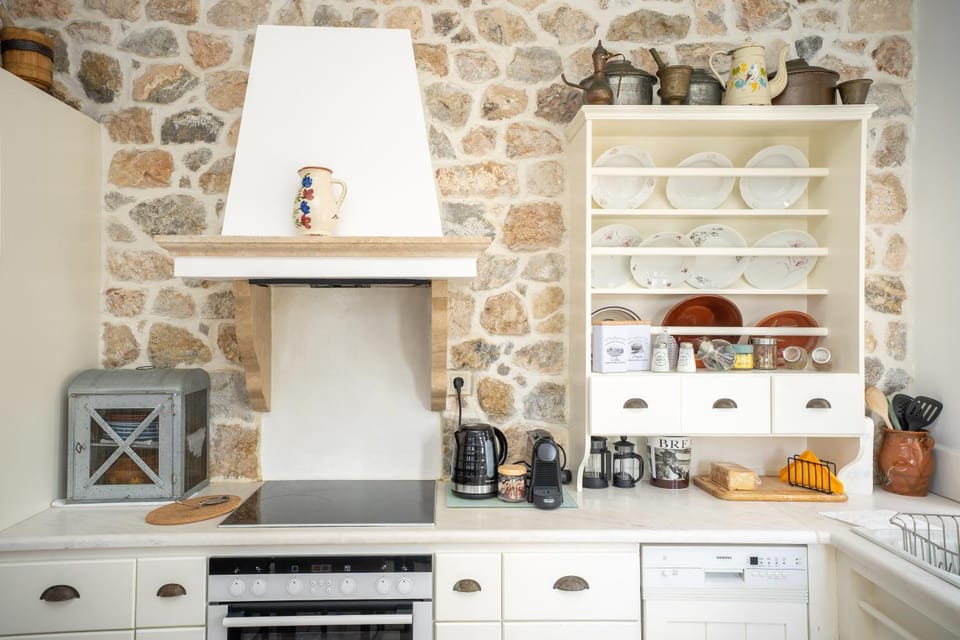 Coffee/tea facilities, Kitchen or kitchenette, dishwasher, stove