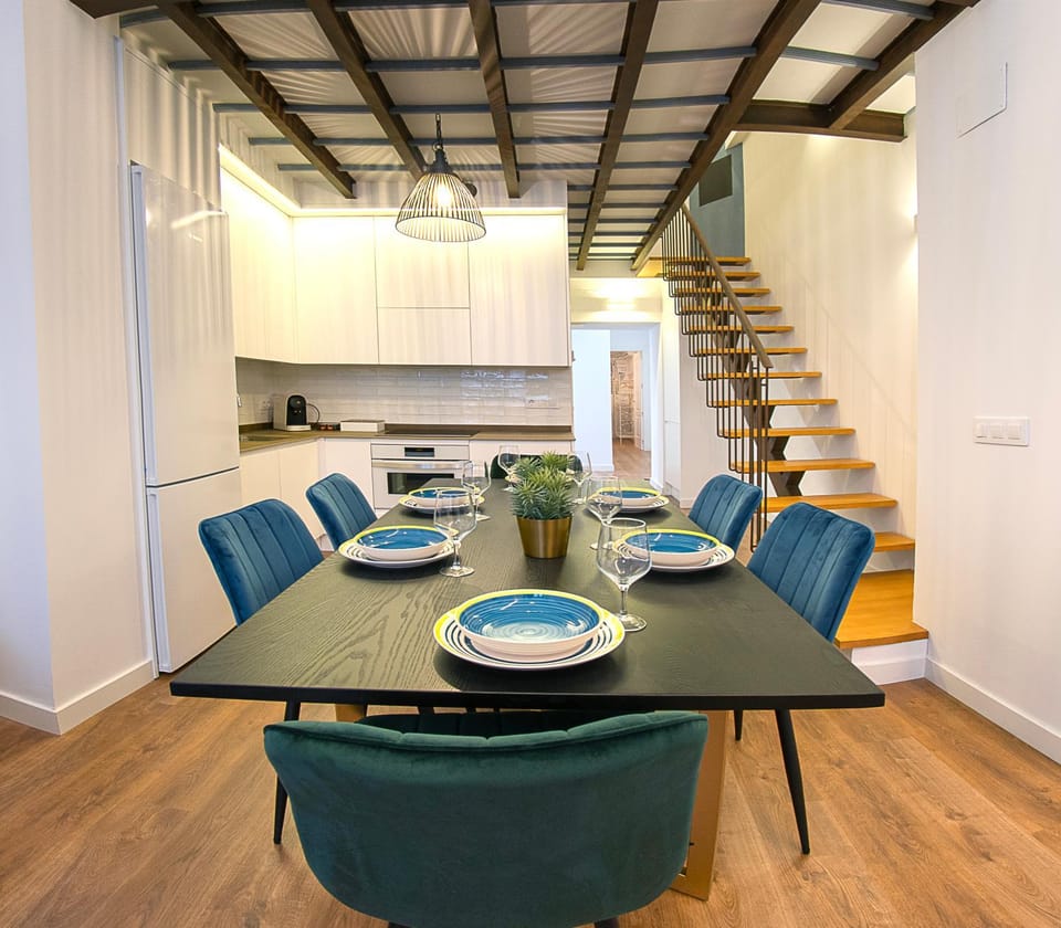 Kitchen or kitchenette, Dining area