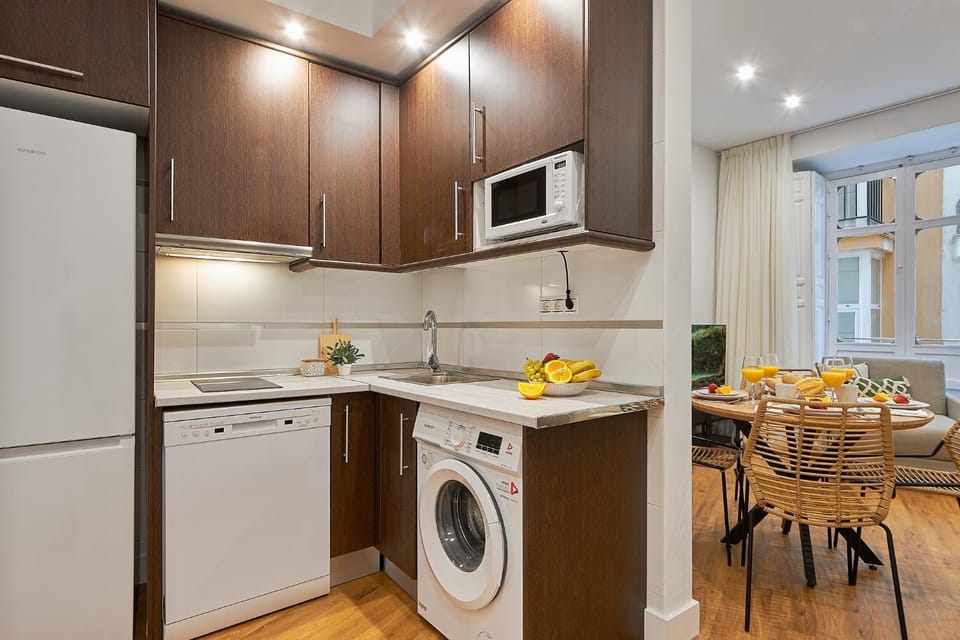 Kitchen or kitchenette, dishwasher, minibar, stove, washing machine