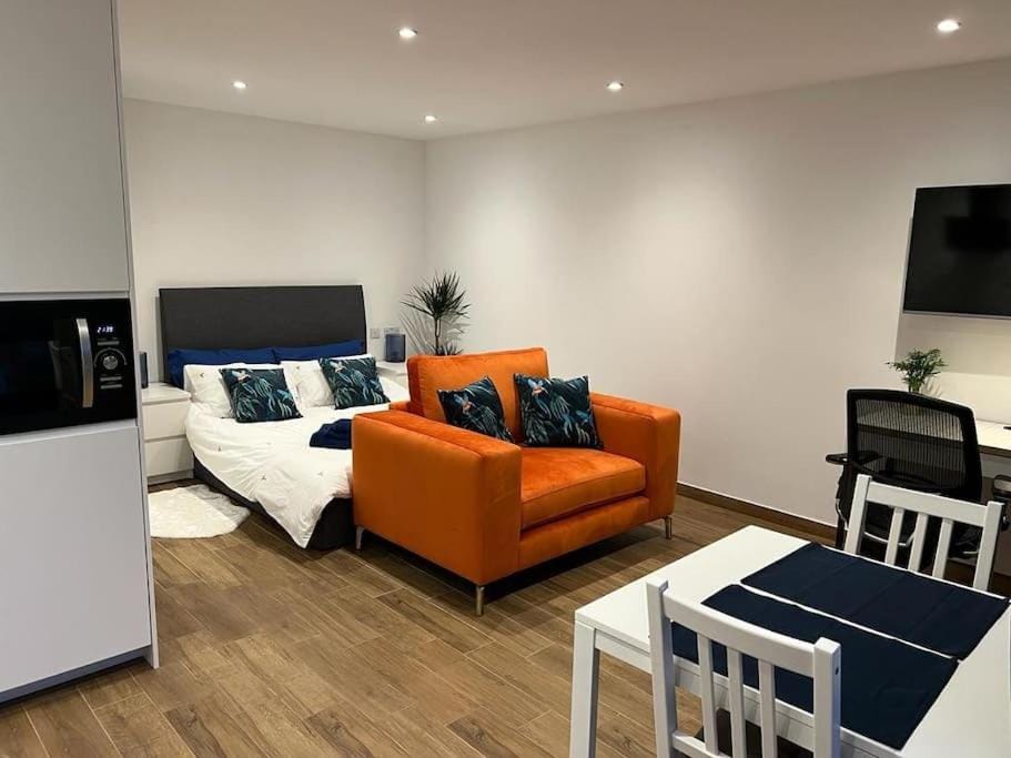 Cosy Detached Annexe With Free Off Street Parking & Air Con Apartment in Aylesbury Vale