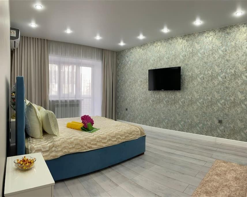 Bed, TV and multimedia, Living room, Photo of the whole room, Seating area, Bedroom