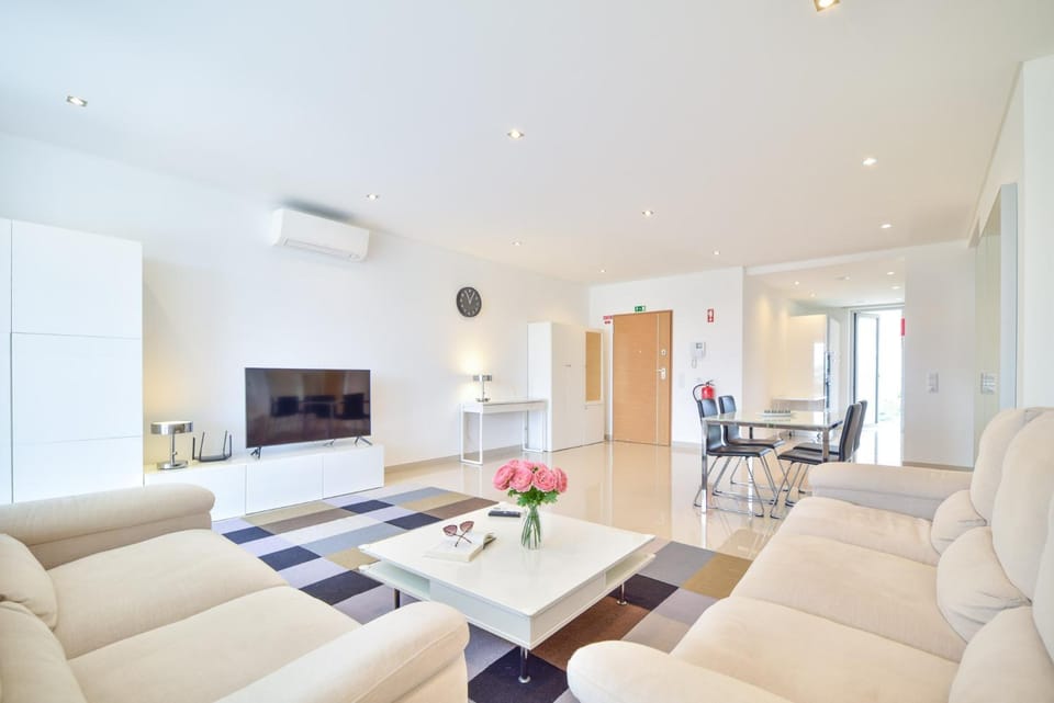 Communal lounge/ TV room, TV and multimedia, Living room, Seating area, air conditioner