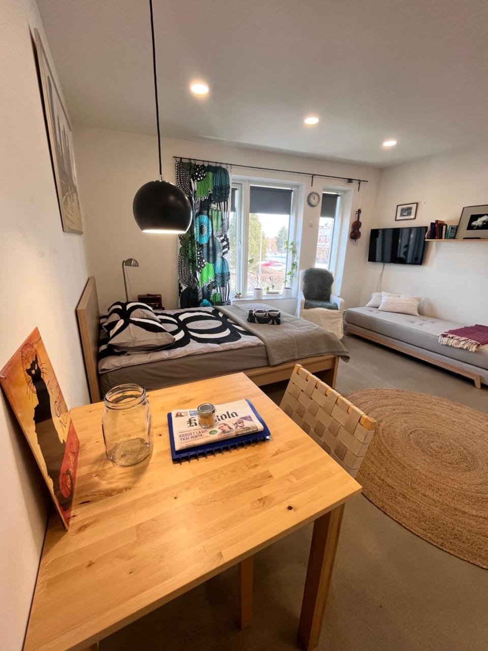 Bed, Dining area, Bedroom