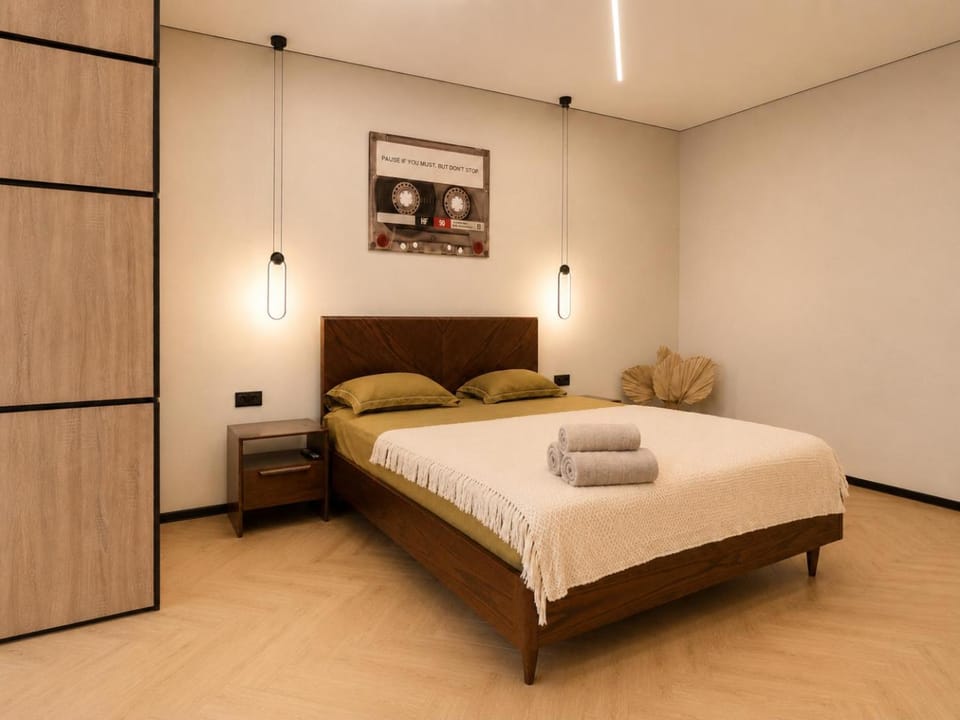 Bed, Bedroom, towels