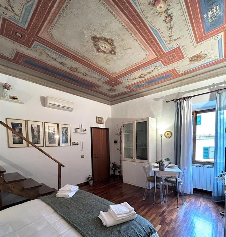 Bed, Dining area, towels