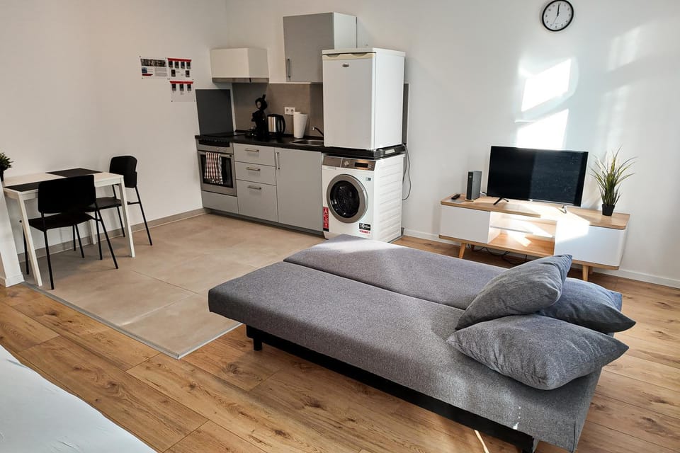 TV and multimedia, Kitchen or kitchenette, Living room, stove