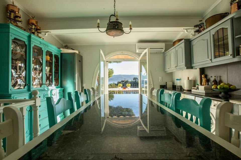 Kitchen or kitchenette, Sea view, minibar, kitchen, kitchen