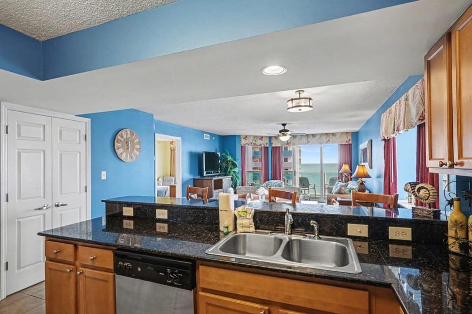 Malibu Pointe Beach Club 606 - Across The Street From The Ocean! Sleeps 12 guests! House in Crescent Beach
