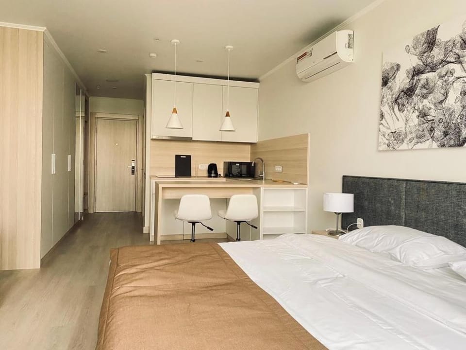 Bed, Coffee/tea facilities, Kitchen or kitchenette, Photo of the whole room, Dining area, Bedroom, hair dresser, minibar, wardrobe, air conditioner