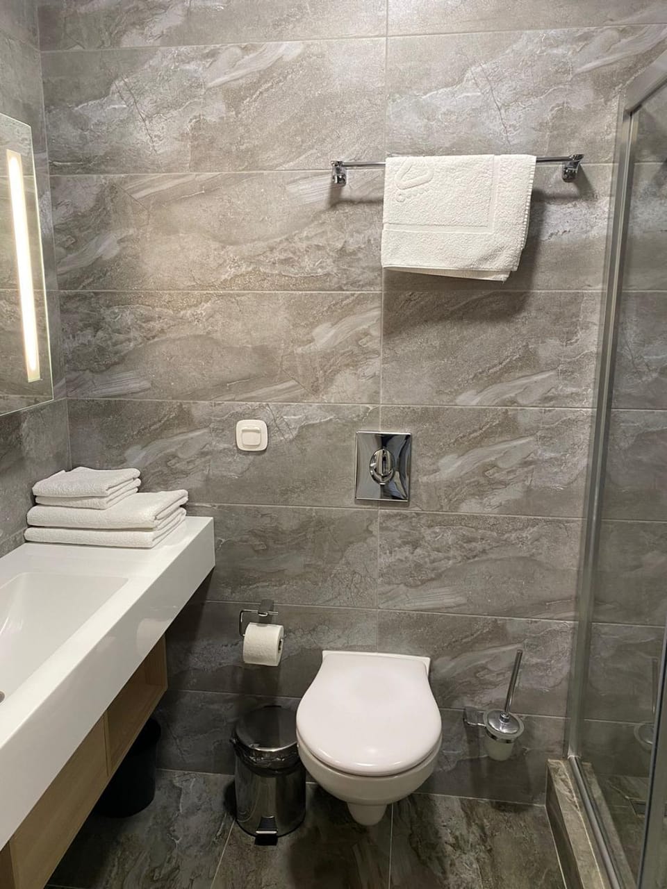 Shower, Toilet, Bathroom, towels
