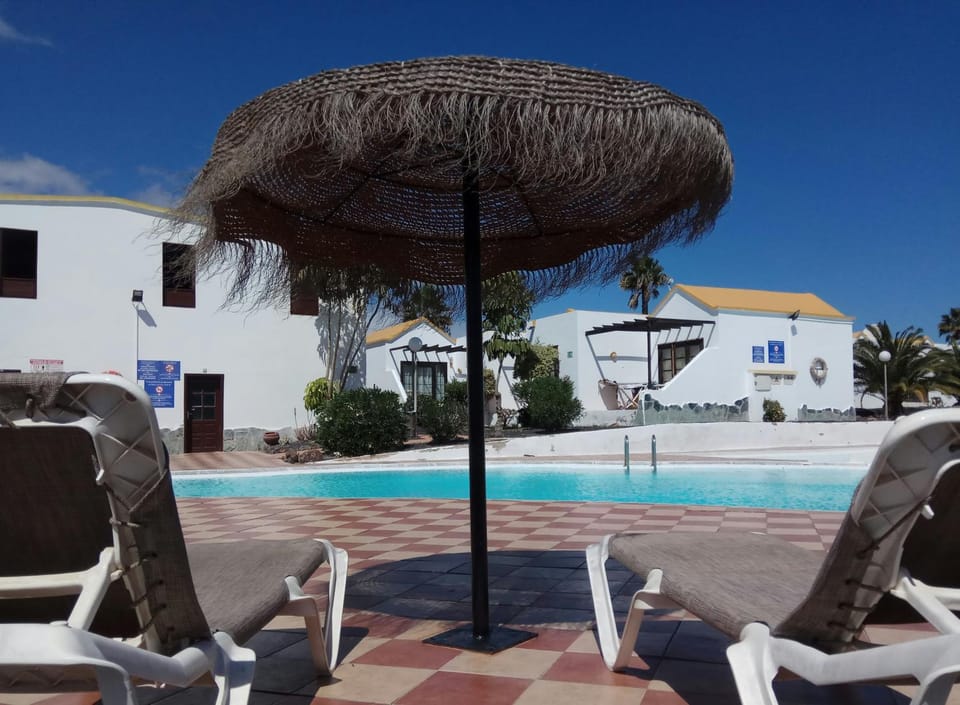 Solarium, Swimming pool, sunbed