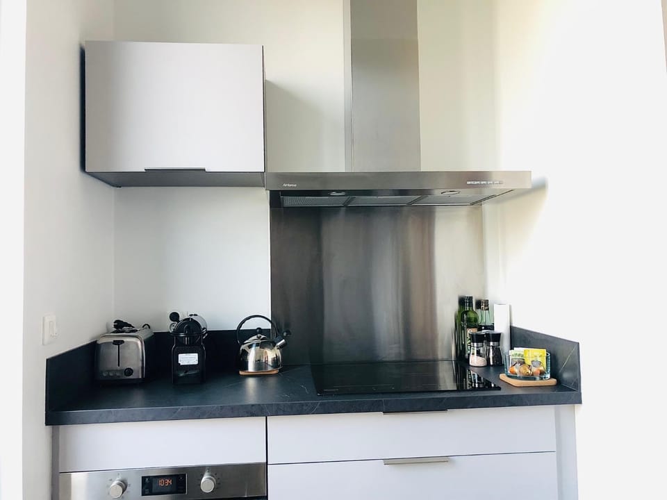 Coffee/tea facilities, Kitchen or kitchenette, stove, toaster