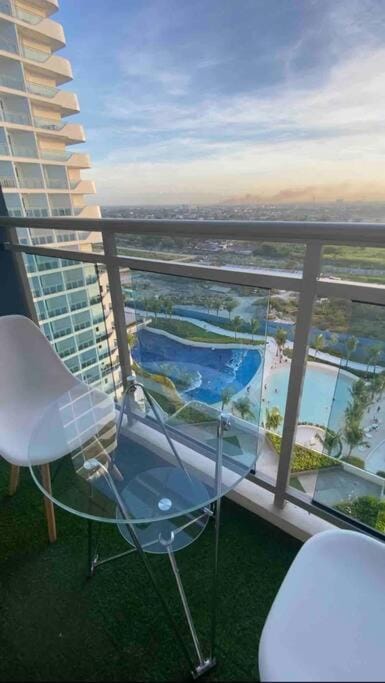 LeisureStay Studio - Azure North by THE BALI CORNER AT AZURE NORTH, Wave Pool and Man-made beach view Apartment in Calabarzon