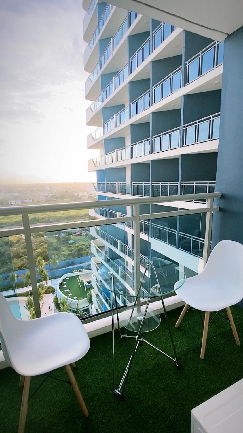 LeisureStay Studio - Azure North by THE BALI CORNER AT AZURE NORTH, Wave Pool and Man-made beach view Apartment in Calabarzon