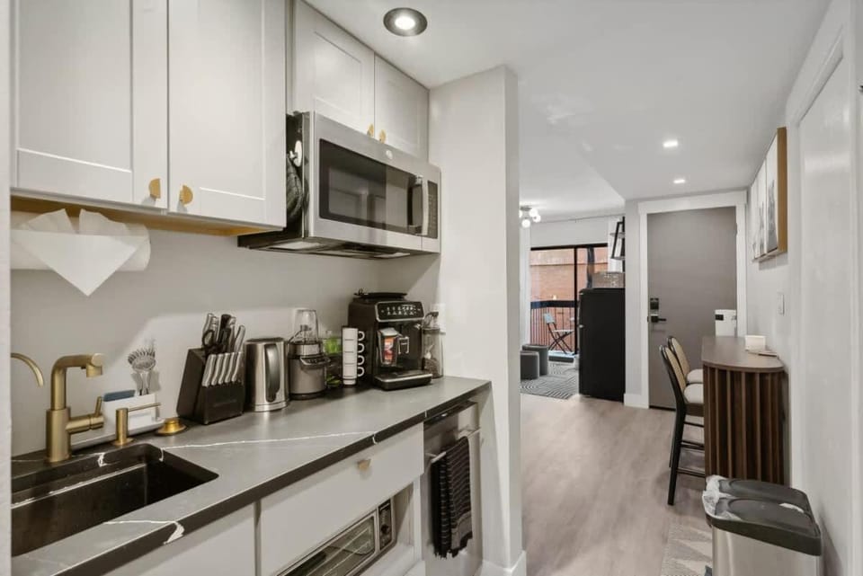 Ski-In/Out Mountain Bunker: Luxury Studio Sleeps 6 House in Park City