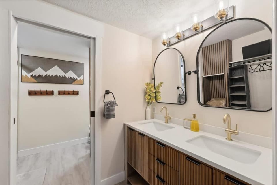 Ski-In/Out Mountain Bunker: Luxury Studio Sleeps 6 House in Park City