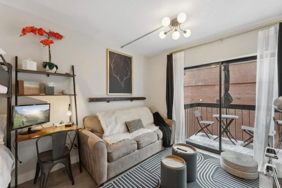 Ski-In/Out Mountain Bunker: Luxury Studio Sleeps 6 House in Park City