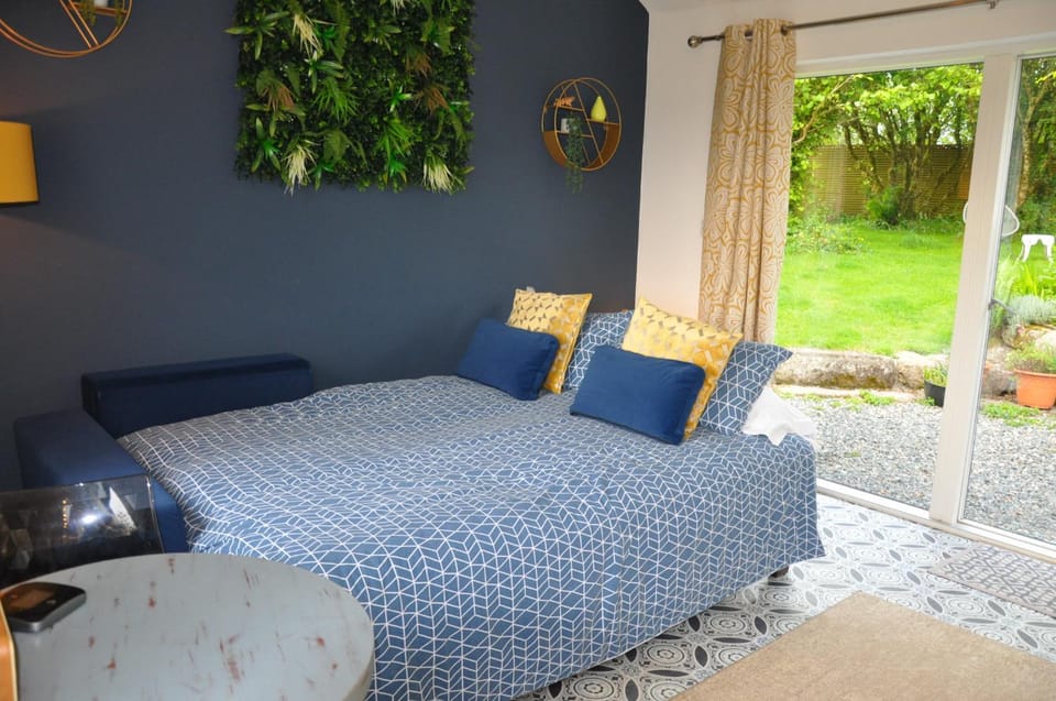 Little Hallegan-with private woodland House in England