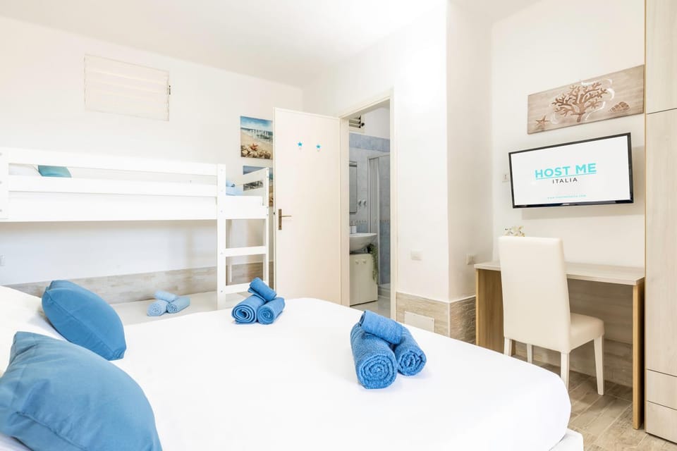 Bed, TV and multimedia, Photo of the whole room, Bedroom, bunk bed, towels, air conditioner