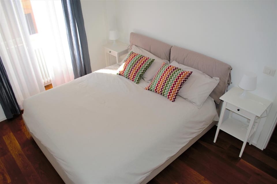 Bed, Night, Photo of the whole room, Bedroom, internet, internet, wardrobe, air conditioner
