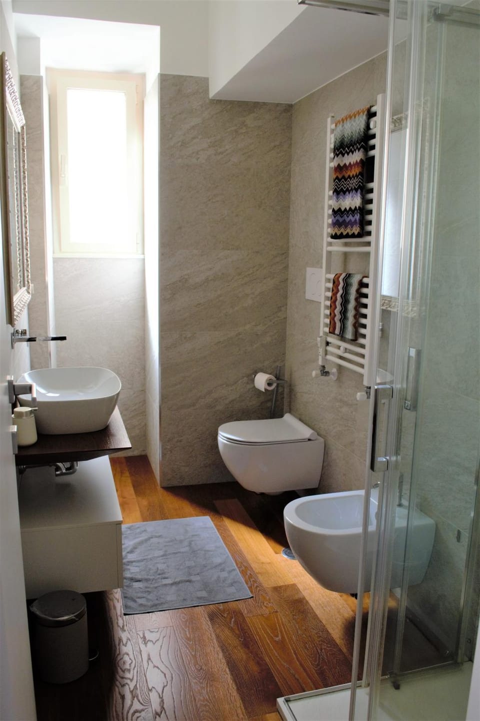 Shower, Toilet, Bathroom, bidet, heating, heating, towels, towels
