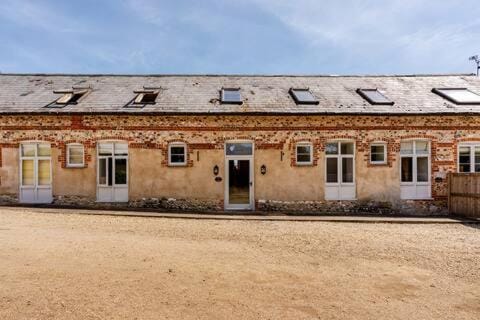 Scotland Lodge Farm, Stonehenge - The Stalls & The Stable Loft - Pets by agreement in the Stable Loft Apartment in England