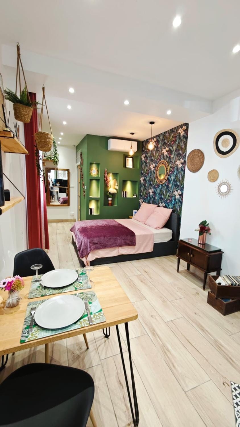 Bed, Photo of the whole room, Dining area