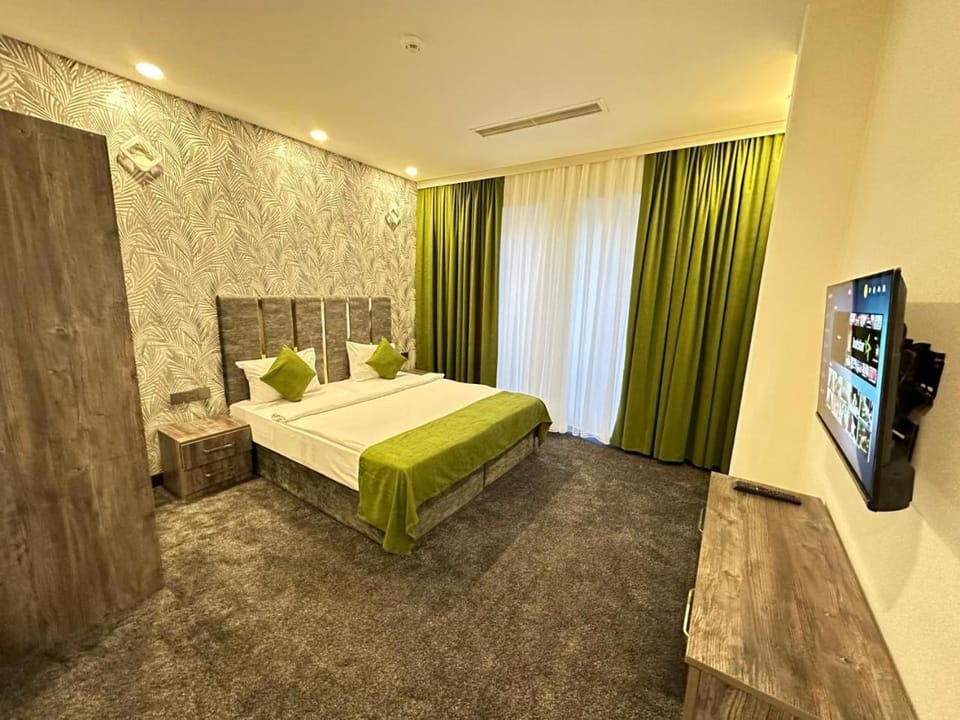 Bed, TV and multimedia, Photo of the whole room, Bedroom