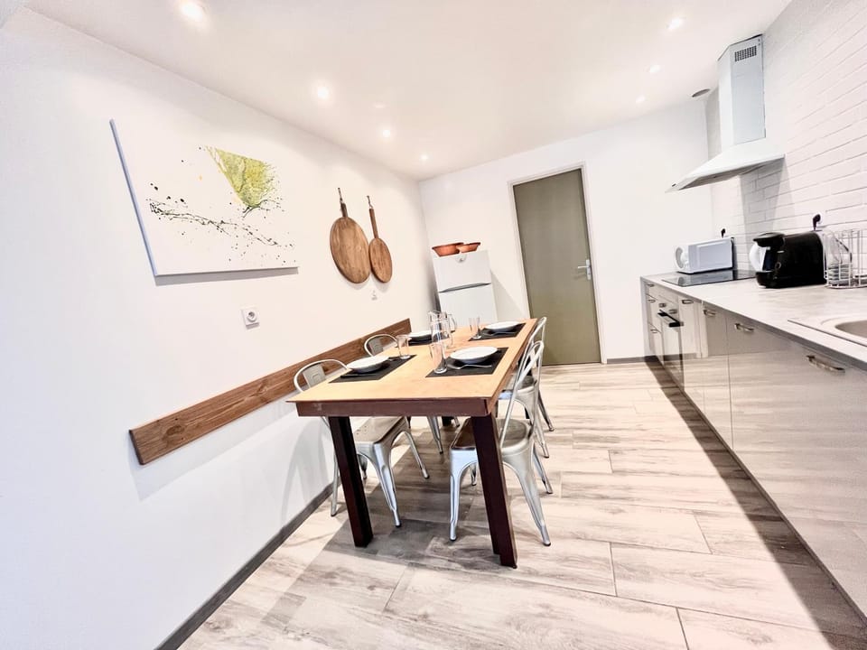 Kitchen or kitchenette, Dining area, minibar, pet friendly, stove