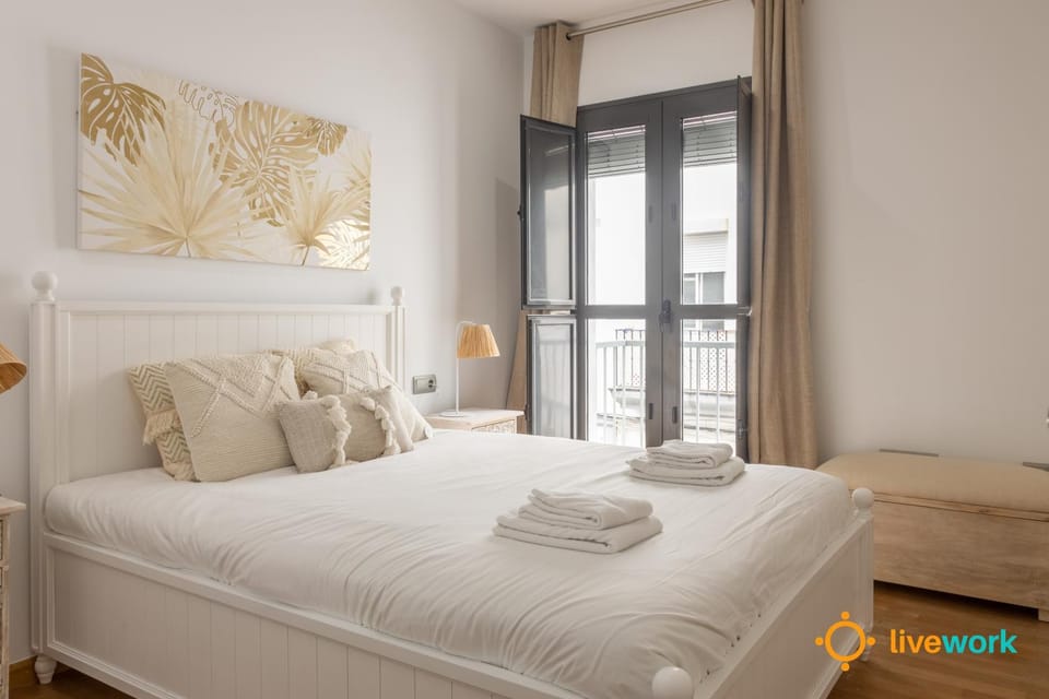 Photo of the whole room, Decorative detail, Bedroom, towels