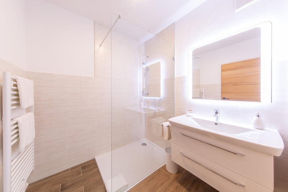 Shower, Bathroom, towels