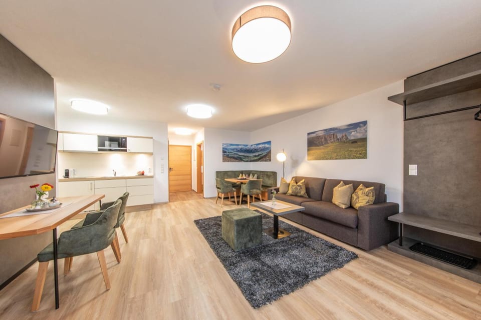 Kitchen or kitchenette, Living room, Seating area, Dining area, minibar