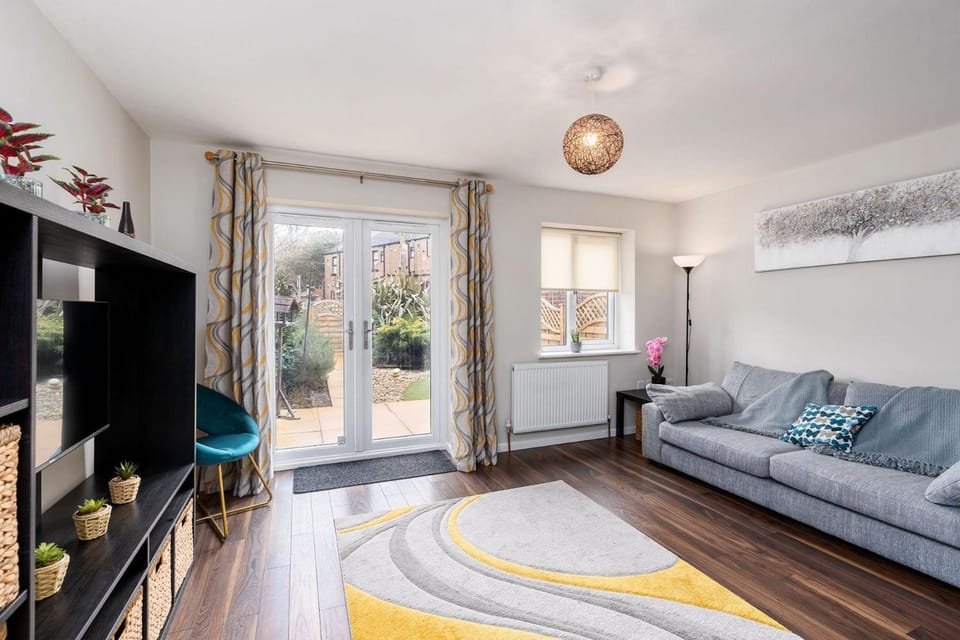 TV and multimedia, Living room, Seating area, Garden view