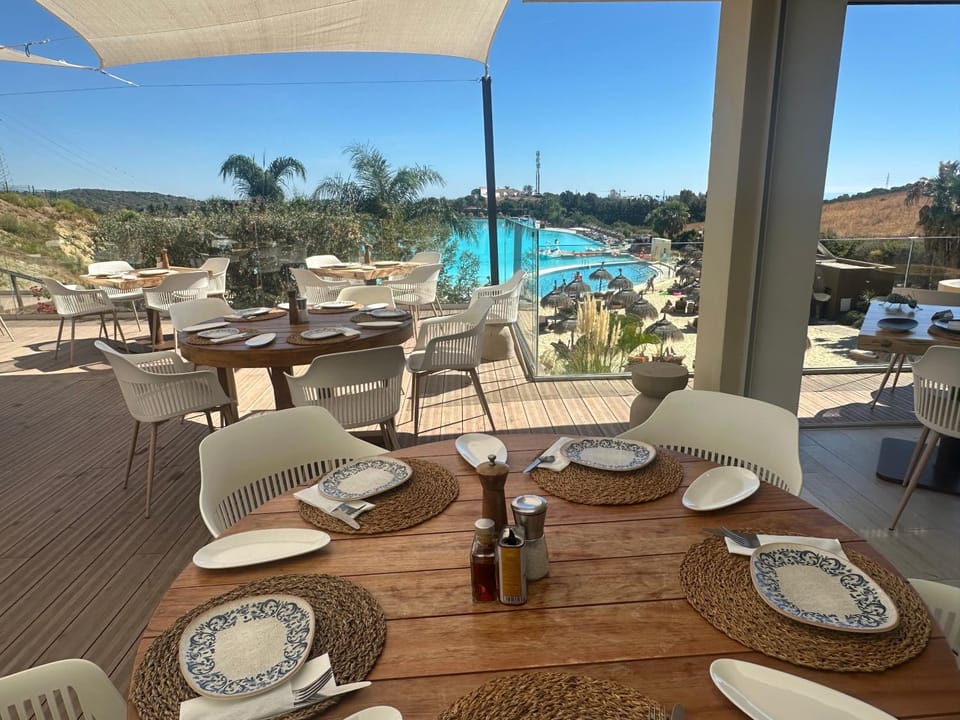 Restaurant/places to eat, Lounge or bar