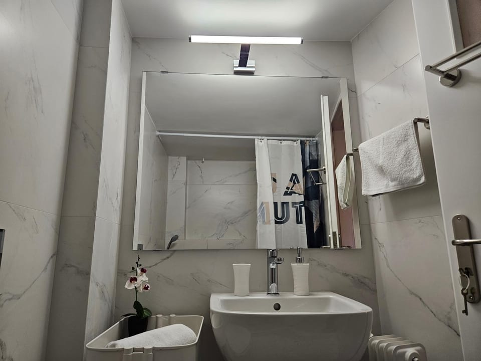 Shower, Toilet, Bathroom, towels