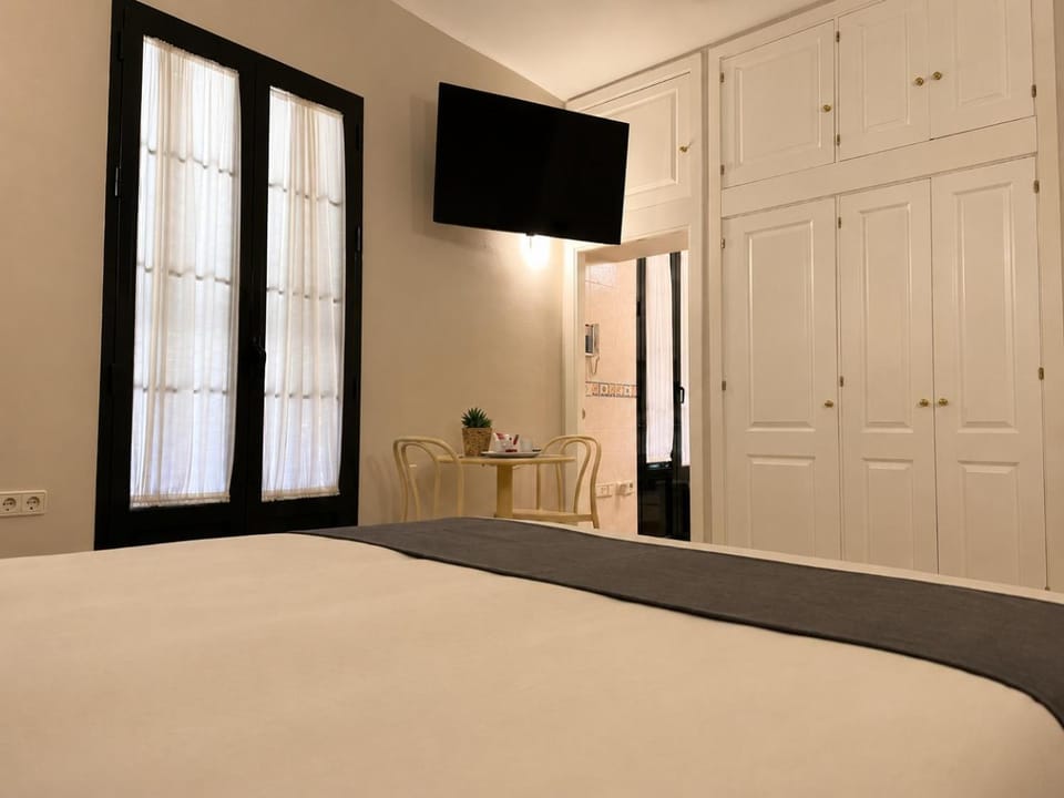 Bed, TV and multimedia, Balcony/Terrace, Photo of the whole room, Bedroom, wardrobe