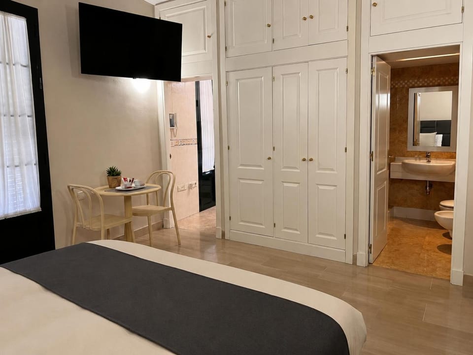 Bed, Bathroom, TV and multimedia, Living room, Photo of the whole room, Seating area, Dining area, Bedroom, hair dresser, wardrobe