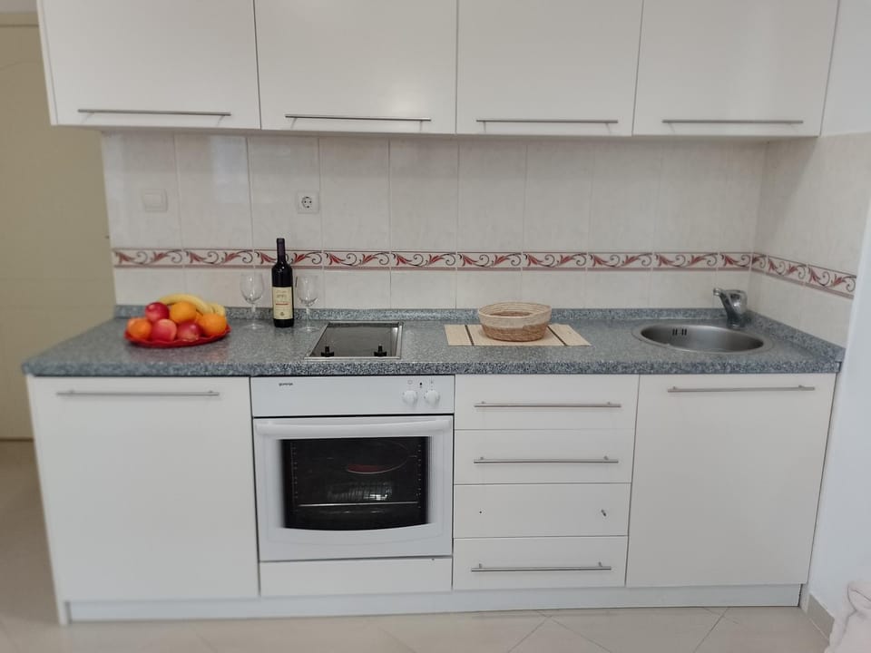Kitchen or kitchenette, pet friendly, stove