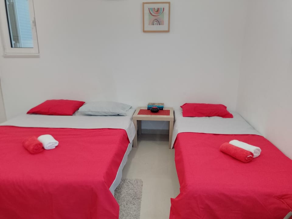 Bed, towels