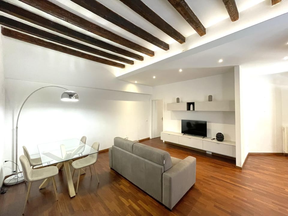 Communal lounge/ TV room, TV and multimedia, Kitchen or kitchenette, Living room, Seating area, Dining area, Evening entertainment