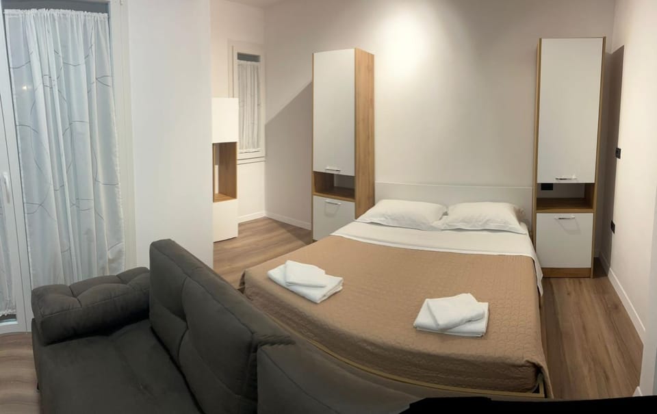Bedroom, towels
