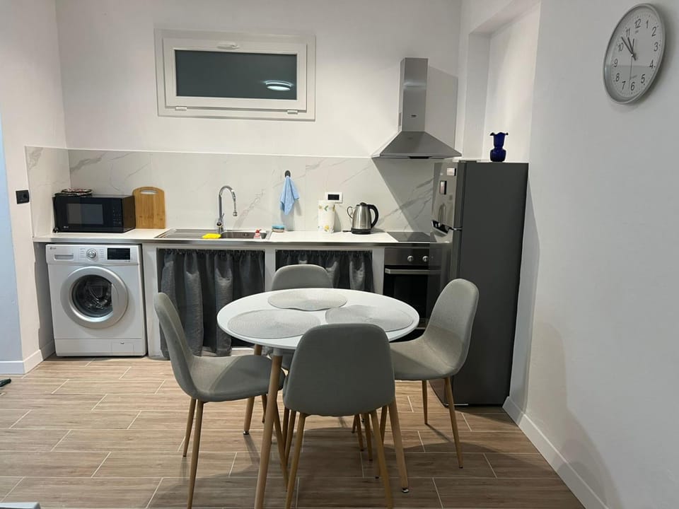 Coffee/tea facilities, Dining area, oven, stove, washing machine
